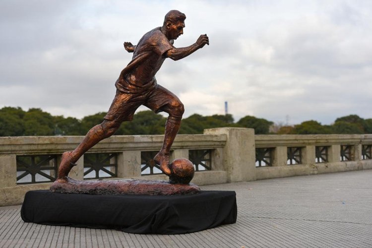 3.2. football player sculptures mily statue