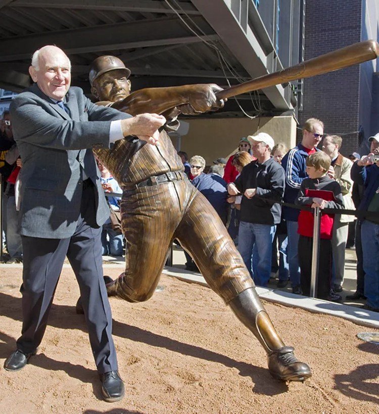 5.2. bronze real life custom sports star sculptures