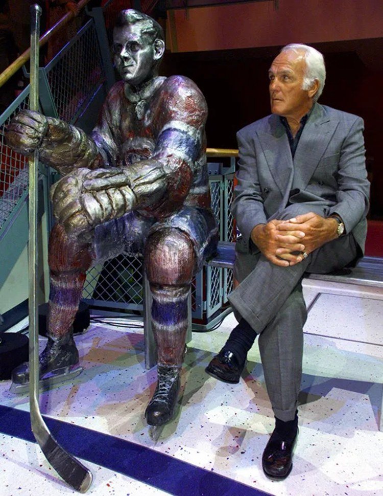 5.3. bronze real life custom sports star sculptures