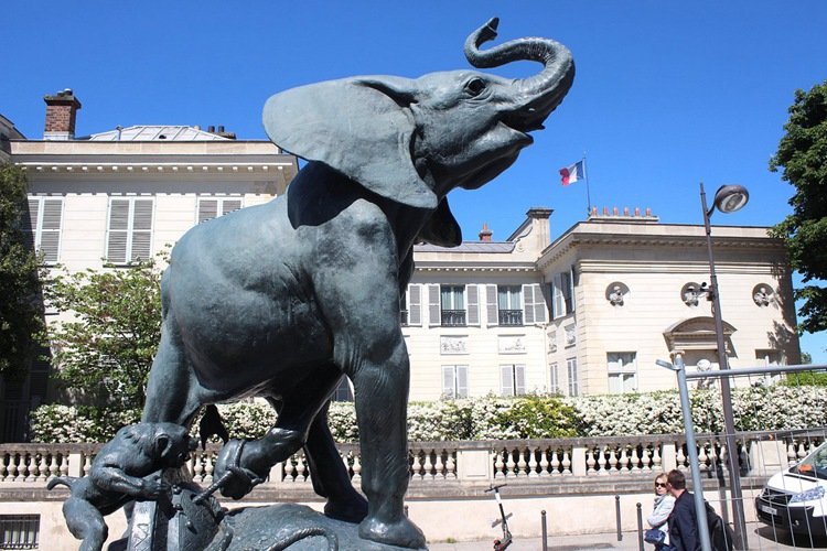 3.6. elephant statue for square or street mily statue