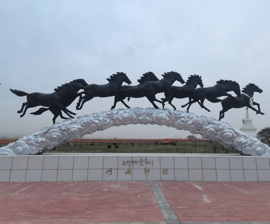 8 horse statues in bronze
